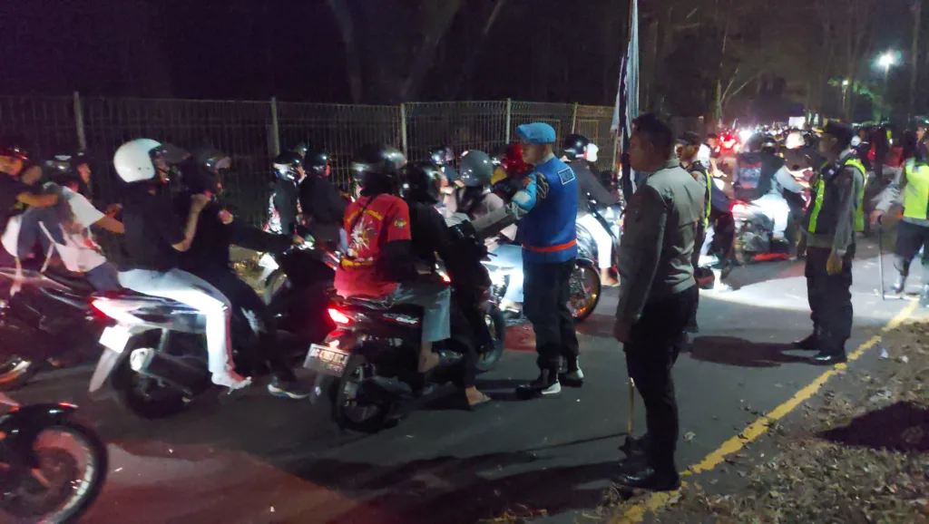 Polisi Bubarkan Aksi Tutup Jalan Ratusan Simpatisan PSHT di Karangkates 2 Malang Posco Media