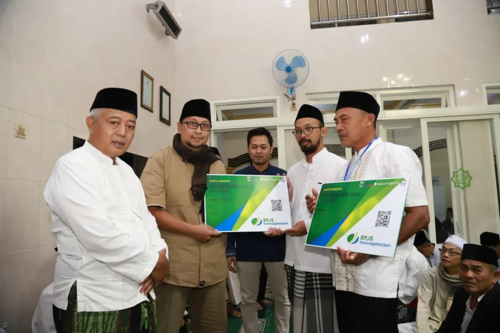 Bupati Malang Serahkan Kartu Peserta BPJS Ketenagakerjaan Kepada Marbot Masjid Al Anwar Kecamatan Pakis 1 Malang Posco Media