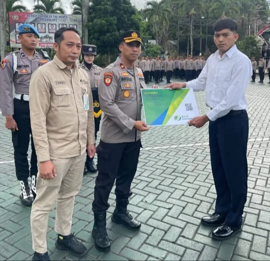 Wakapolres Malang Serahkan Kartu BPJS Ketenagakerjaan kepada PHL dalam Apel Pagi Bersama Kepala BPJS Cabang Malang Kepanjen 3 Malang Posco Media