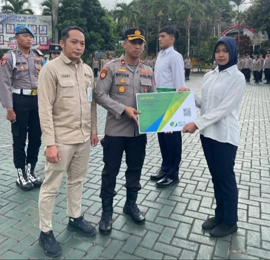 Wakapolres Malang Serahkan Kartu BPJS Ketenagakerjaan kepada PHL dalam Apel Pagi Bersama Kepala BPJS Cabang Malang Kepanjen 2 Malang Posco Media