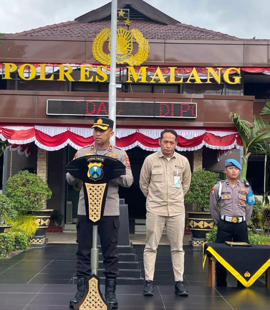 Wakapolres Malang Serahkan Kartu BPJS Ketenagakerjaan kepada PHL dalam Apel Pagi Bersama Kepala BPJS Cabang Malang Kepanjen 1 Wakapolres Malang