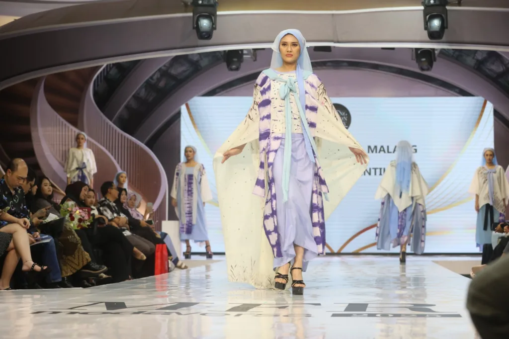 Seru dan Modis! MFR 2025 Dibuka, Belasan Desainer Adu Konsep "Moda Versa" di Matos 2 Malang Posco Media