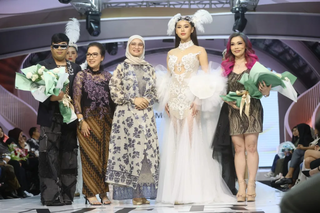Seru dan Modis! MFR 2025 Dibuka, Belasan Desainer Adu Konsep "Moda Versa" di Matos 1 MFR 2025