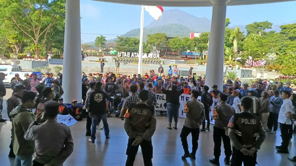 Tolak Gate Parkir Alun-Alun, Puluhan Jukir Kota Batu Gelar Aksi Damai 1 Malang Posco Media