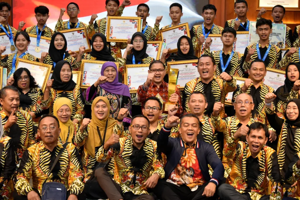 Siswi SMK Wiyata Husada Juara I LKS Tingkat Nasional Bidang Pharmacy 2 Malang Posco Media