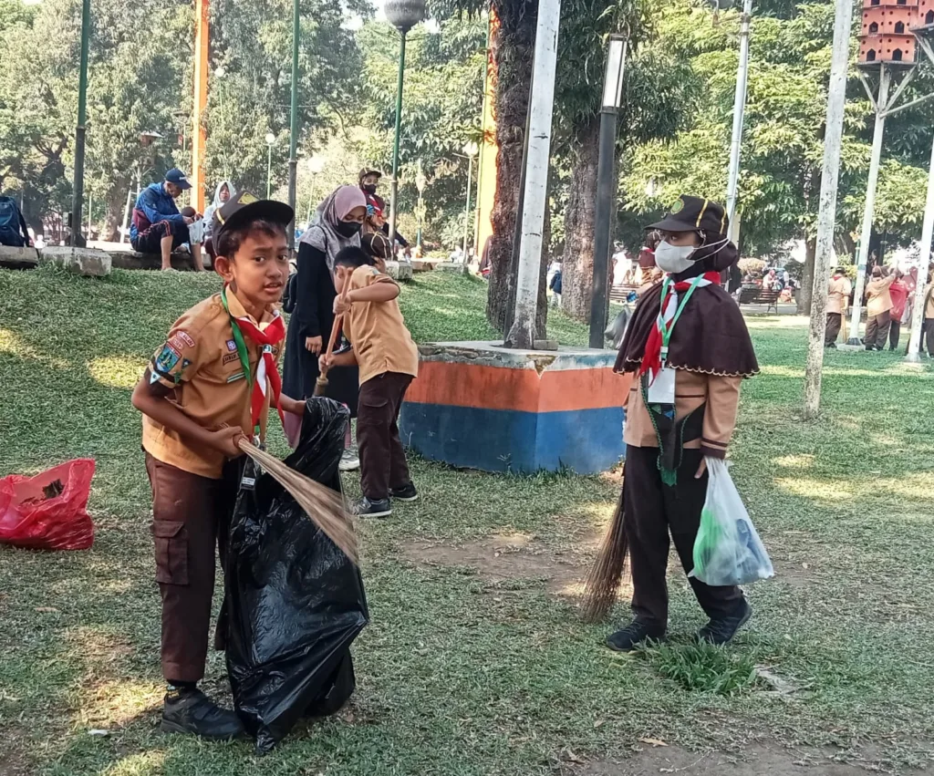 Perlu Dicontoh, Ratusan Pramuka Bersihkan Alun-alun dan Kayutangan Heritage 1 Malang Posco Media