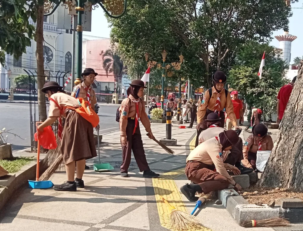 Perlu Dicontoh, Ratusan Pramuka Bersihkan Alun-alun dan Kayutangan Heritage 2 Malang Posco Media