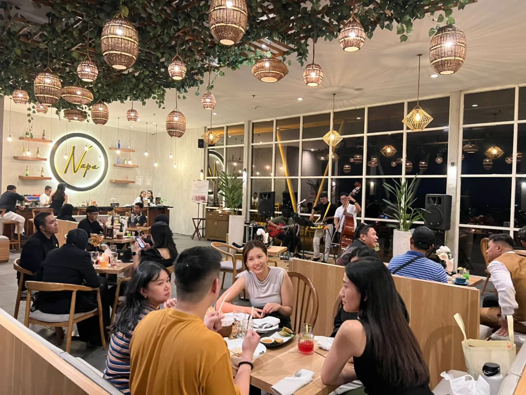 MENARIK: Jazz Night di Napa Eatery and Bar, Jumat (26/9) lalu diadakan pertama kali sebagai suguhan baru di Hotel Ascent Premiere Malang. (MPM- Sisca Angelina)