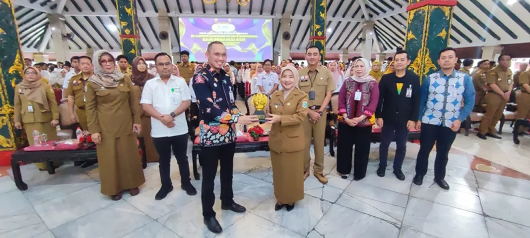 Latihifah Shohib menyerahkan cinderamata