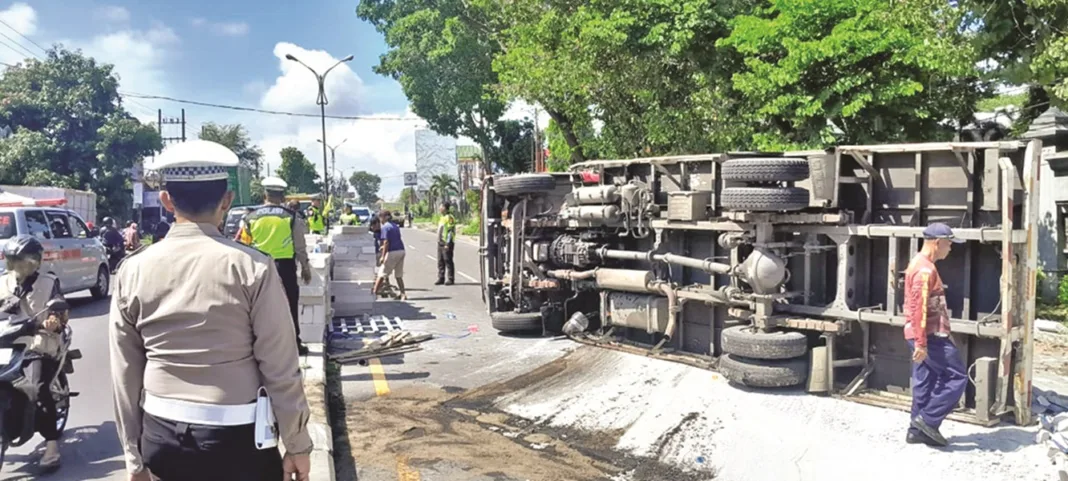 Truk Tabrak Median Jalan Hingga Terguling