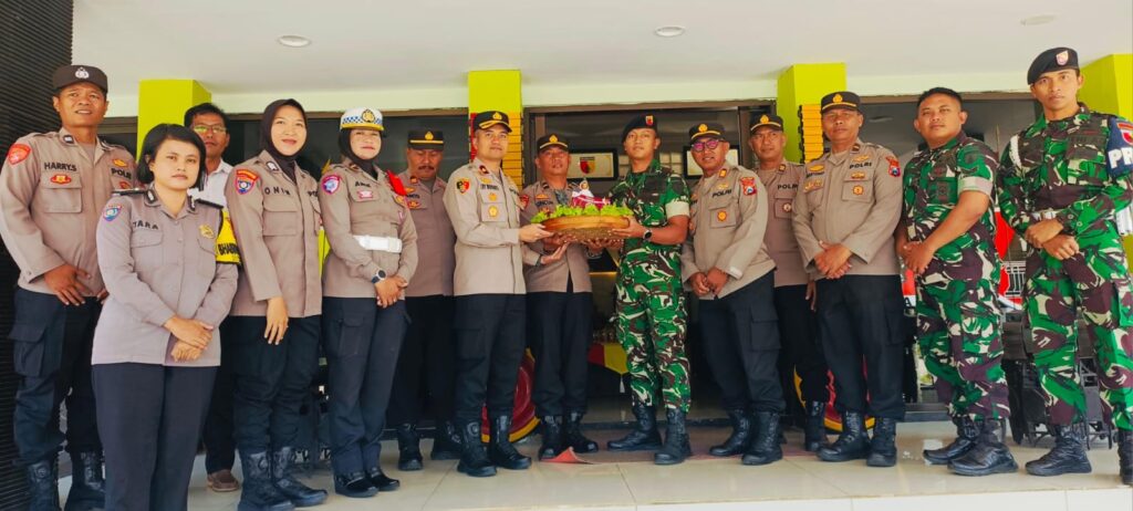 Perkuat Sinergitas, Berikan Tumpeng dan Ucapan Selamat HUT ke 80 TNI 1 Malang Posco Media