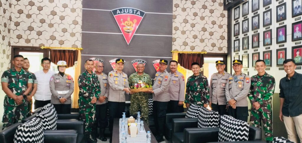 Perkuat Sinergitas, Berikan Tumpeng dan Ucapan Selamat HUT ke 80 TNI 2 Malang Posco Media