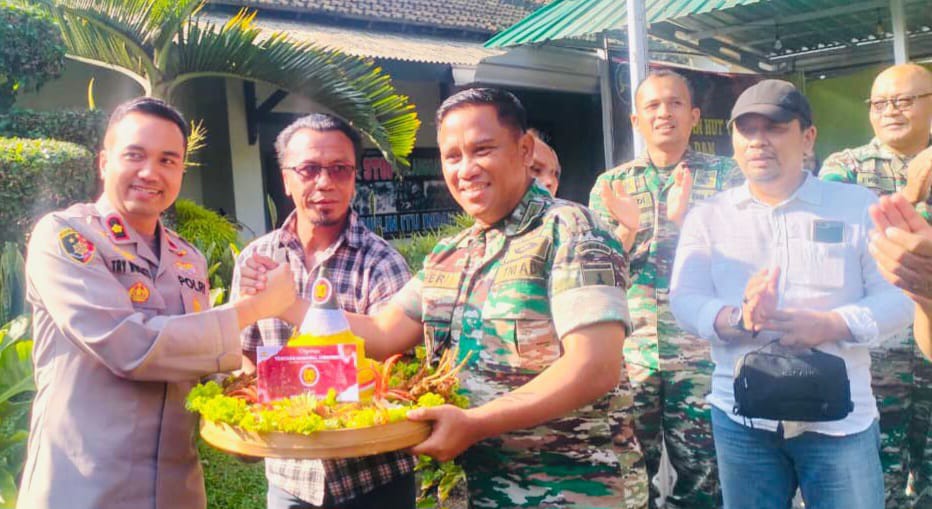 Perkuat Sinergitas, Berikan Tumpeng dan Ucapan Selamat HUT ke 80 TNI 3 Malang Posco Media