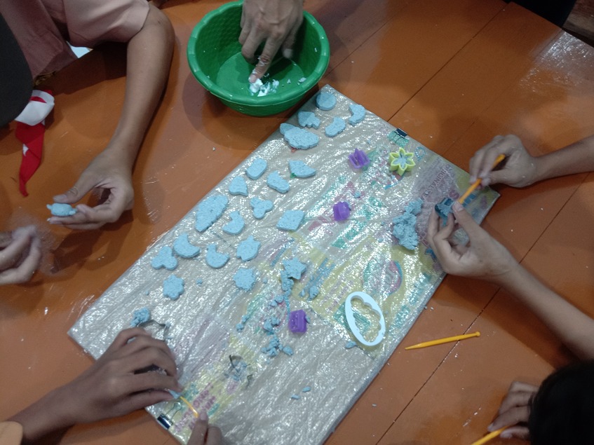 Manfaatkan Limbah Kertas, Mahasiswa PPG Pascasarjana UM Latih Siswa SMP Sriwedari Salurkan Kreativitas 2 Malang Posco Media