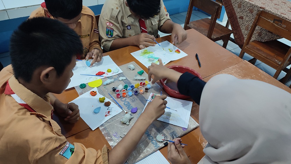 Manfaatkan Limbah Kertas, Mahasiswa PPG Pascasarjana UM Latih Siswa SMP Sriwedari Salurkan Kreativitas 3 Malang Posco Media