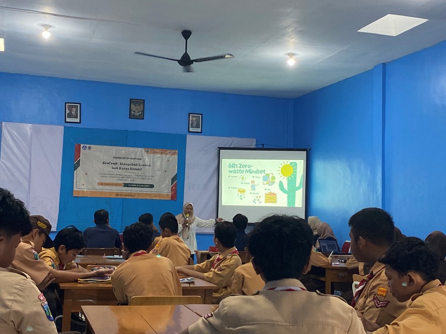 Manfaatkan Limbah Kertas, Mahasiswa PPG Pascasarjana UM Latih Siswa SMP Sriwedari Salurkan Kreativitas 1 UM