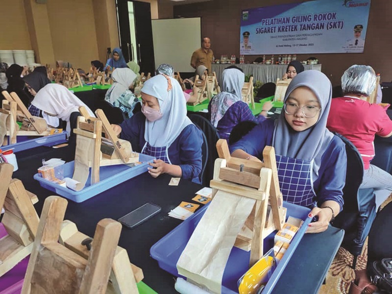Disperindag Kabupaten Malang Gelar Pelatihan Praktik Pembuatan Rokok SKT 1 Malang Posco Media