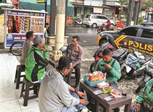 jajaran Polres Malang bersama ojol di gerai